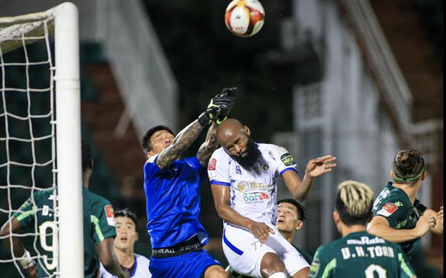 HLV Vũ Tiến Thành đổ lỗi cho trọng tài sau trận thua Hà Nội