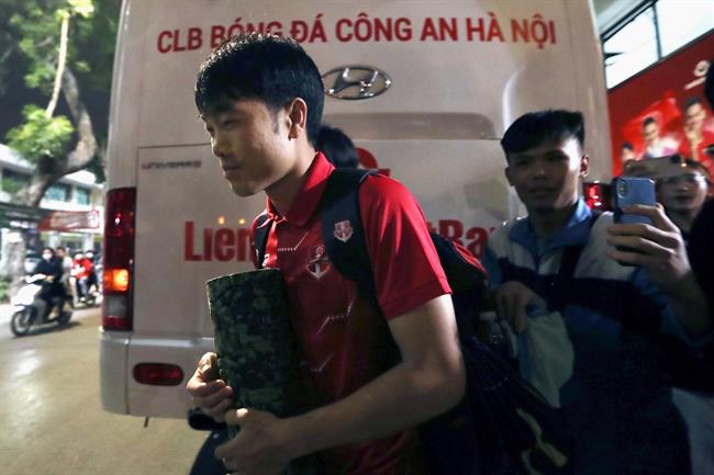 Sự cố hài hước của Lương Xuân Trường sau trận hoà CLB CAHN