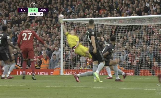 Cận cảnh 2 tình huống cứu thua khó tin của Aaron Ramsdale