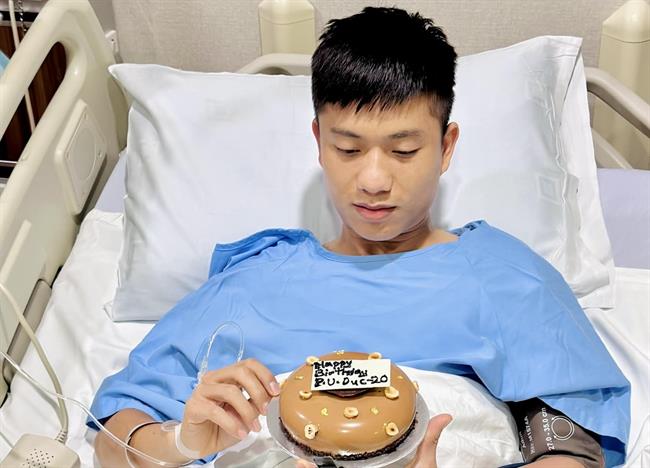 Phan Văn Đức đón sinh nhật đáng nhớ nơi xứ người