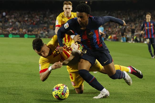 Chelsea đàm phán chiêu mộ hậu vệ của Barca