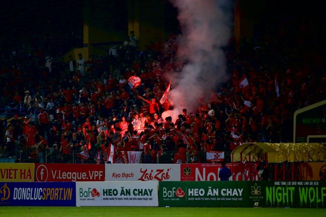 Đốt pháo sáng, CĐV Hải Phòng bị cấm tới sân Hàng Đẫy tới năm 2024 1