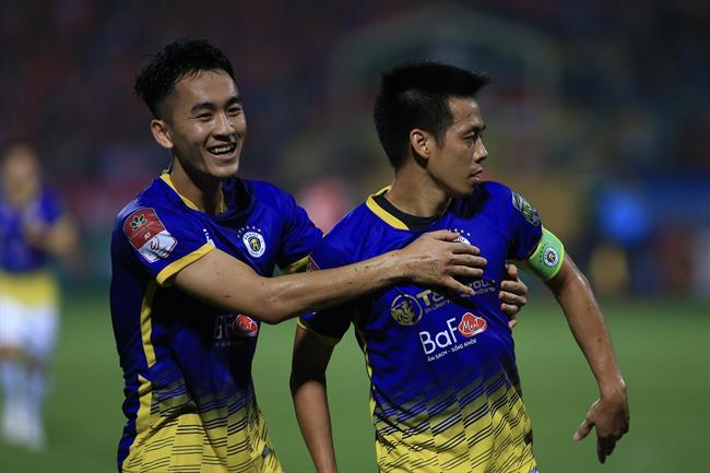 Văn Quyết mở tỉ số từ sớm cho Hà Nội trước Hải Phòng