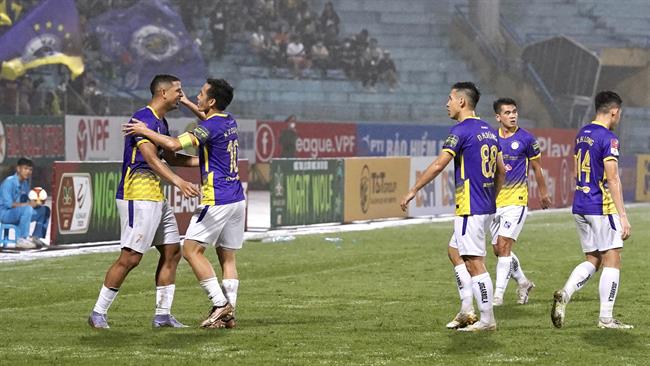 CĐV Hải Phòng làm nền cho chiến thắng của CLB Hà Nội