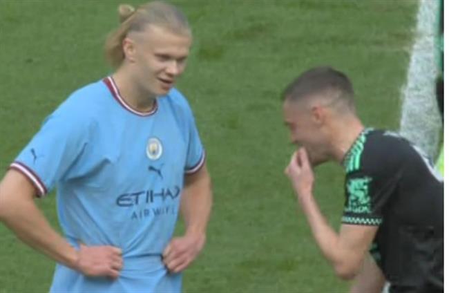 Jamie Vardy bị ném đá dữ dội Jamie Vardy bi nem da du doi