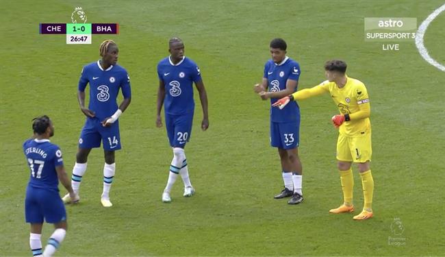 Kepa chỉ đạo chiến thuật cho hàng thủ Chelsea 