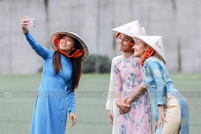 Huỳnh Như và đồng đội Lank FC gây chú ý khi diện áo dài, đội nón lá