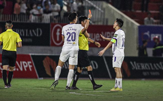 Văn Quyết bị bác đơn kháng cáo sau hành vi tấn công trọng tài 