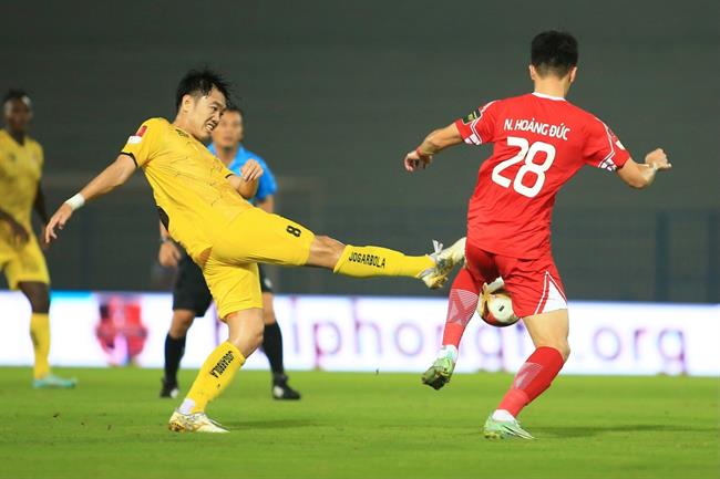 Xuân Trường nỗ lực trong lần đầu đá chính tại Hải Phòng