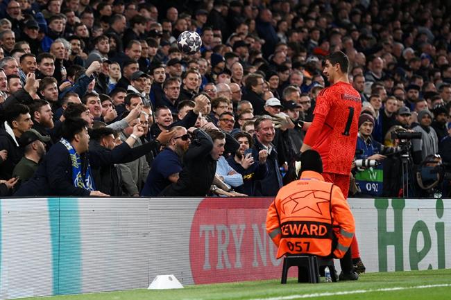 Courtois đáp trả CĐV Chelsea khi bị khiêu khích 1 Courtois đáp trả CĐV Chelsea khi bị khiêu khích 1