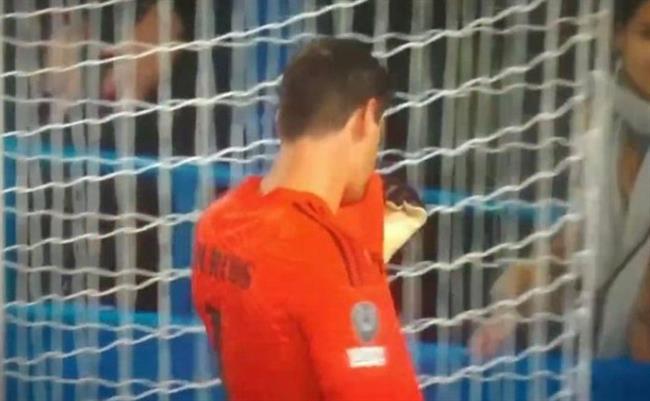Courtois đáp trả CĐV Chelsea khi bị khiêu khích 2 Courtois đáp trả CĐV Chelsea khi bị khiêu khích 2