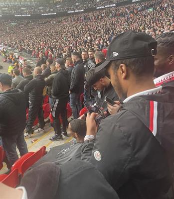 CĐV MU cắt tóc trong lúc đội nhà đang thi đấu căng thẳng dưới sân CdV MU cat toc trong luc doi nha dang thi dau cang thang duoi san