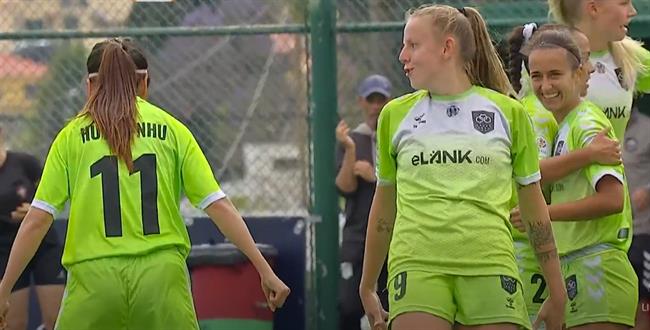 Huỳnh Như rủ đồng đội Lank FC ăn mừng như Ronaldo