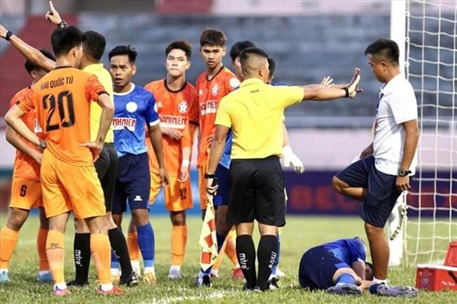 Cầu thủ U20 Việt Nam bị treo giò 5 trận vì đạp vào đầu đối thủ