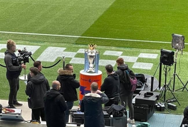 Man City gây áp lực cho Arsenal theo cách khó tin