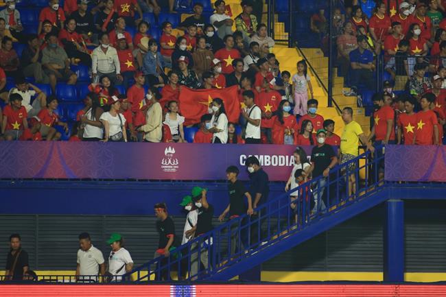 Nhiều CĐV Việt Nam bỏ lỡ bàn thắng của Quốc Việt vào lưới U22 Lào