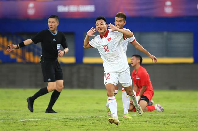 U22 Việt Nam có bàn may mắn nhân đôi cách biệt trước Singapore