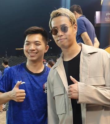 Keisuke Honda giả náo loạn khán đài sân Campuchia 1