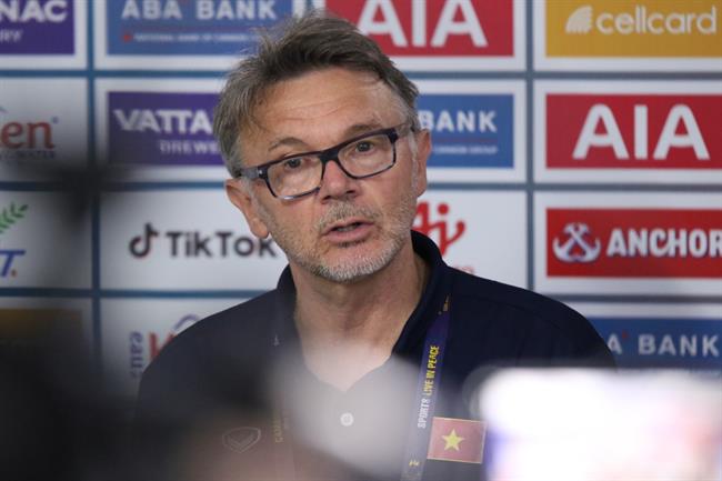 HLV Troussier: Các cầu thủ Việt Nam cần tin tưởng vào lối chơi mới 