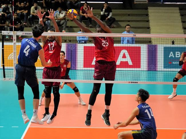 Nam thần Quản Trọng Nghĩa bất lực ở trận thua của ĐT bóng chuyền Việt Nam 4