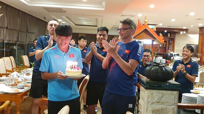 Hành động ấm áp của HLV Troussier trong ngày đặc biệt của Nguyễn Quốc Việt