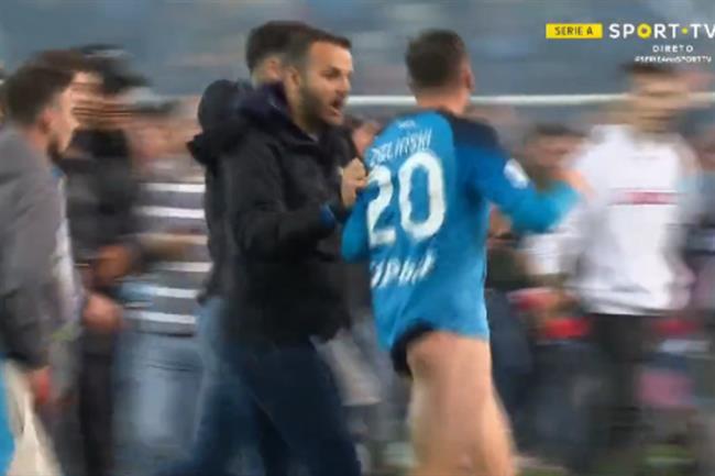 Sao Napoli “lạc mất quần khi ăn mừng chức vô địch Serie A 1