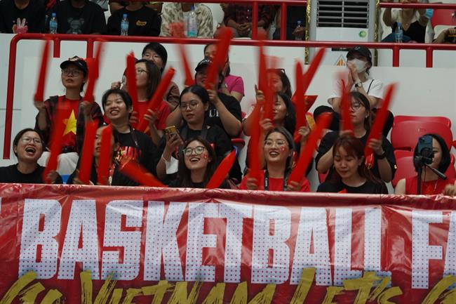 CĐV bay hơn 1000km cổ vũ ĐT bóng rổ Việt Nam tại SEA Games 32 5