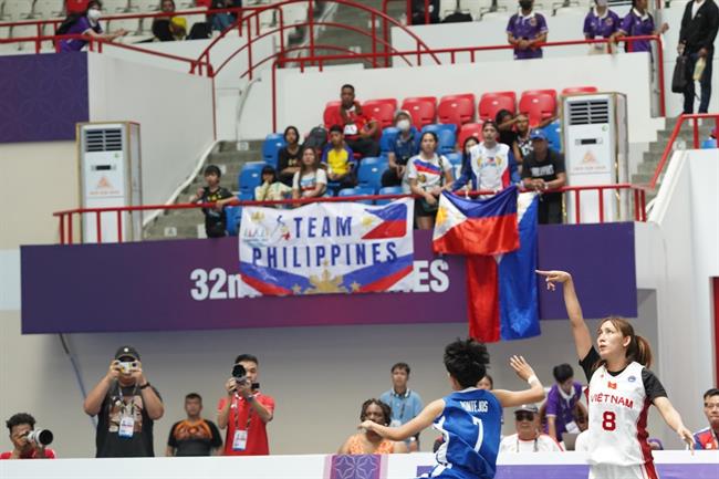 CĐV bay hơn 1000km cổ vũ ĐT bóng rổ Việt Nam tại SEA Games 32 6