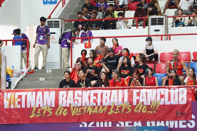 CĐV bay hơn 1000km cổ vũ ĐT bóng rổ Việt Nam tại SEA Games 32 4