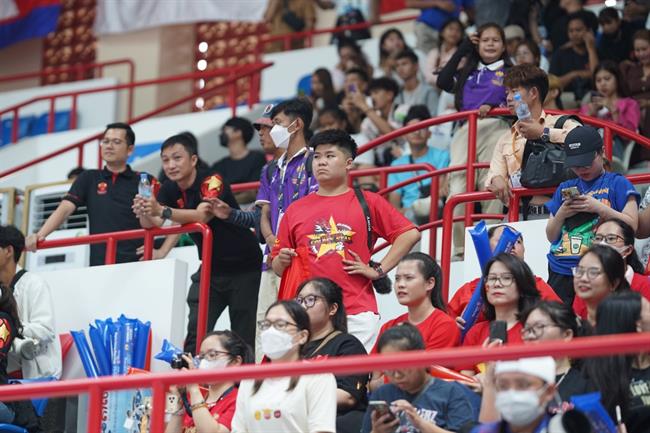 CĐV bay hơn 1000km cổ vũ ĐT bóng rổ Việt Nam tại SEA Games 32 3