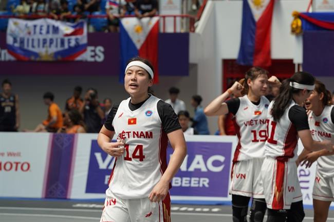 CĐV bay hơn 1000km cổ vũ ĐT bóng rổ Việt Nam tại SEA Games 32 7