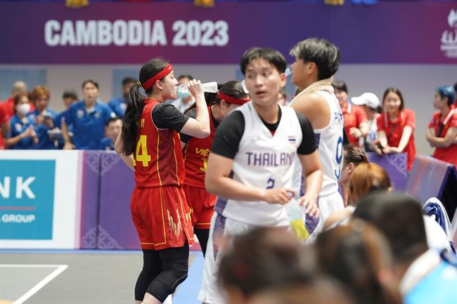 Tuyển thủ bóng rổ nữ Việt Nam sốc nhiệt sau trận đấu lúc 12h 2