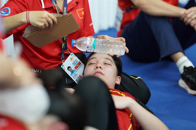 Tuyển thủ bóng rổ nữ Việt Nam sốc nhiệt sau trận đấu lúc 12h 6