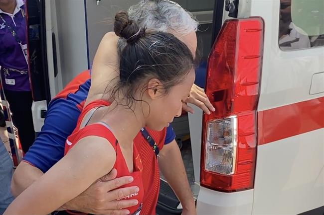 VĐV marathon Việt Nam không bỏ cuộc, từ chối lên xe cứu thương sau chặng đua