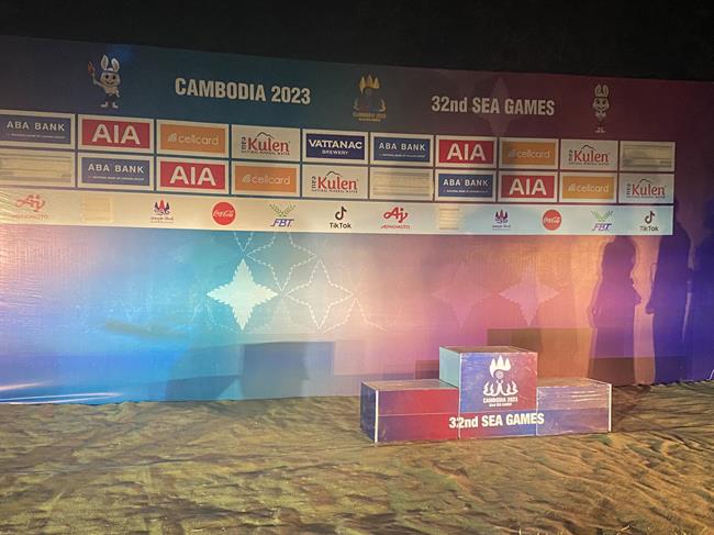 BTC SEA Games 32 phải dùng đèn ô tô chiếu sáng để trao huy chương