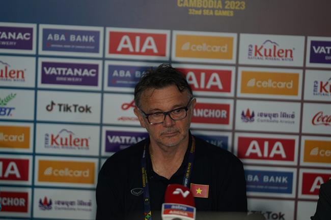 HLV Troussier từ chối nói về thẻ đỏ của U22 Malaysia