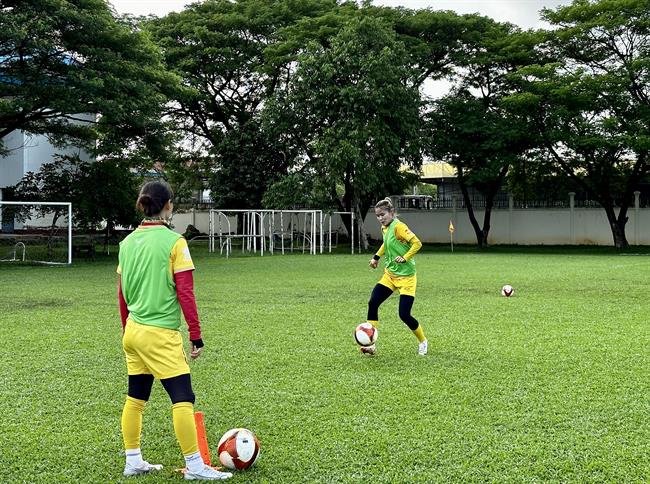 Tuyển nữ Việt Nam chuẩn bị cho trận bán kết SEA Games 32