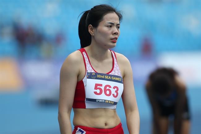 Nguyễn Thị Huyền gặp bất lợi trên đường chạy 400m