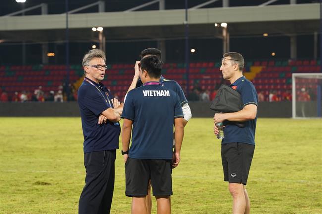 Tình nguyện viên SEA Games mừng rỡ vì được chụp ảnh với HLV Troussier 2