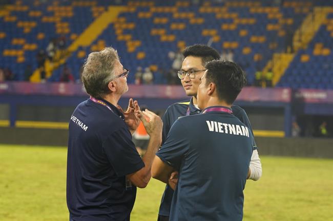 Tình nguyện viên SEA Games mừng rỡ vì được chụp ảnh với HLV Troussier 5
