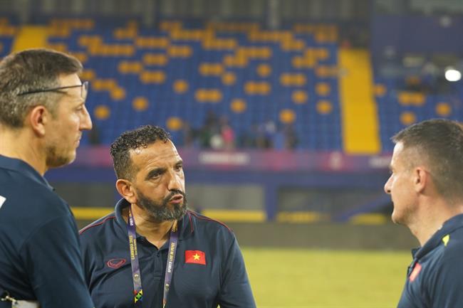 Tình nguyện viên SEA Games mừng rỡ vì được chụp ảnh với HLV Troussier 6