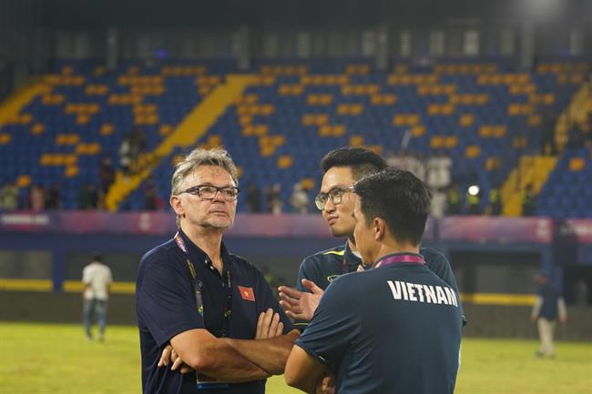 Tình nguyện viên SEA Games mừng rỡ vì được chụp ảnh với HLV Troussier 7