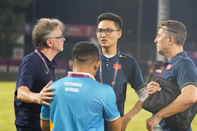 Tình nguyện viên SEA Games mừng rỡ vì được chụp ảnh với HLV Troussier 3