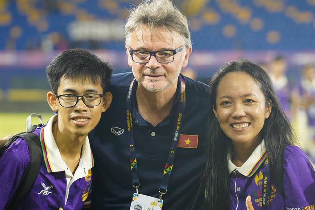 Tình nguyện viên SEA Games mừng rỡ vì được chụp ảnh với HLV Troussier 4