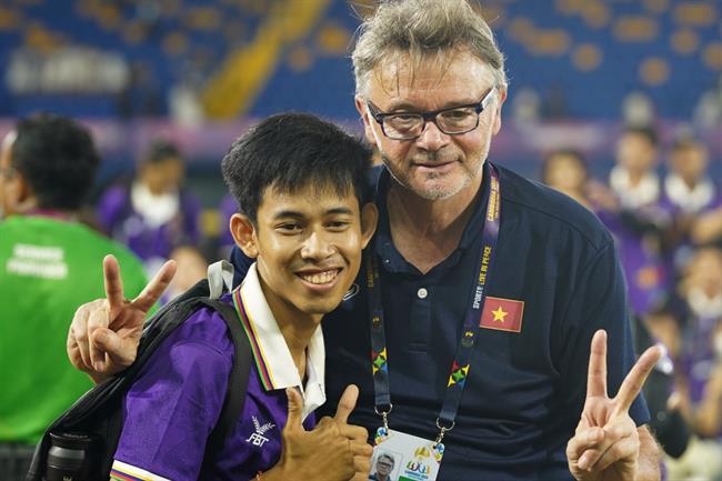 Tình nguyện viên SEA Games mừng rỡ vì được chụp ảnh với HLV Troussier