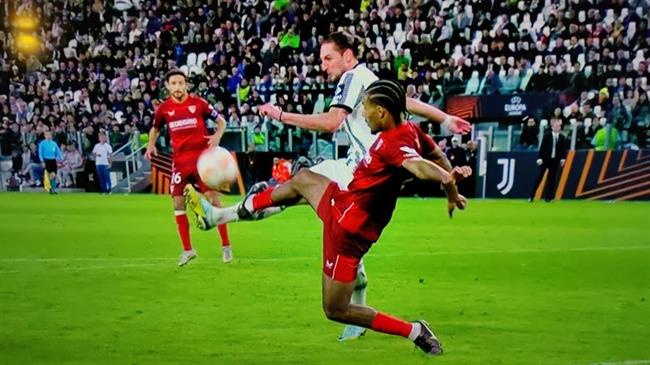 Tình huống Rabiot bị đối phương đá vào chân trong vòng cấm Tinh huong Rabiot bi doi phuong da vao chan trong vong cam