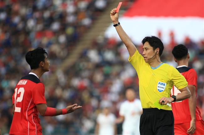 VIDEO: Thánh ném biên của U22 Indonesia nhận thẻ đỏ trước U22 Việt Nam