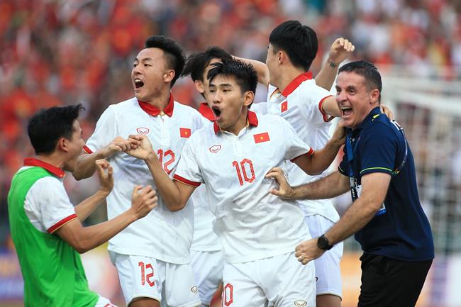 VIDEO: Hậu vệ U22 Indonesia phản lưới, U22 Việt Nam gỡ hòa cảm xúc