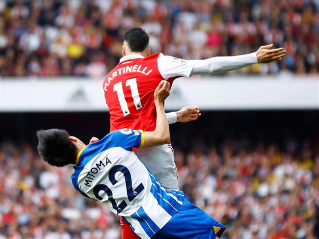 Chơi xấu Mitoma, Martinelli phải trả giá đắt 1 Chơi xấu Mitoma, Martinelli phải trả giá đắt 1