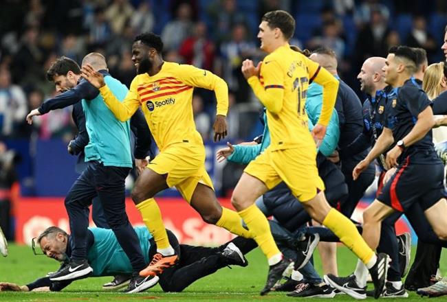 Cau thu Barca chay tan loan truoc su qua khich cua CdV